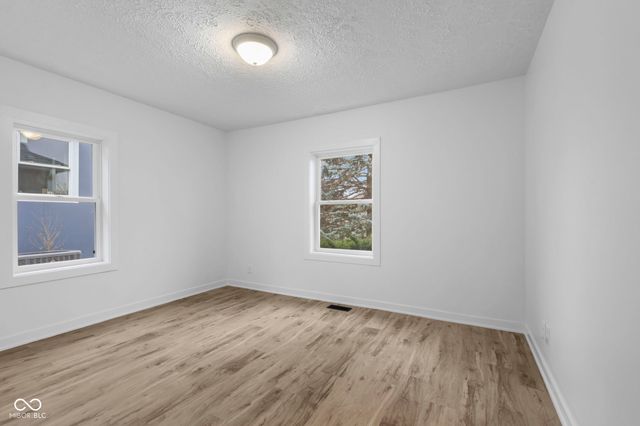 73 S 10th Avenue, Beech Grove, IN 46107