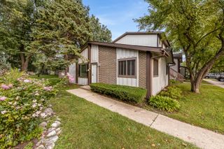 636 Forum Drive, Roselle, IL 60172