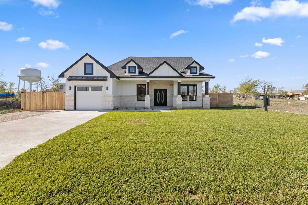 210 Jacaranda DR, Dale, TX 78616