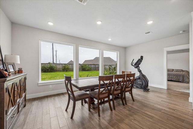 111 Creekside Lane, Lake Jackson, TX 77566