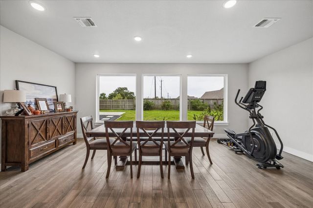 111 Creekside Lane, Lake Jackson, TX 77566