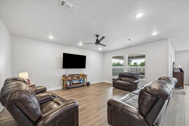 111 Creekside Lane, Lake Jackson, TX 77566