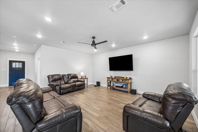 111 Creekside Lane, Lake Jackson, TX 77566