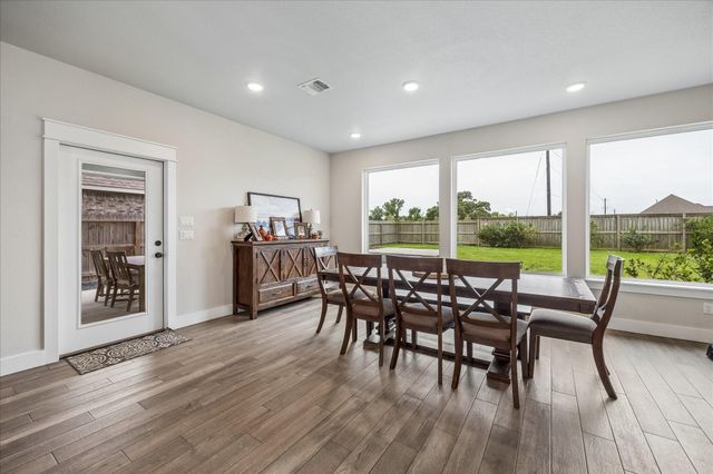 111 Creekside Lane, Lake Jackson, TX 77566