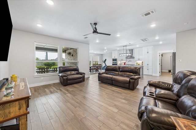 111 Creekside Lane, Lake Jackson, TX 77566