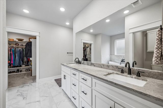 111 Creekside Lane, Lake Jackson, TX 77566