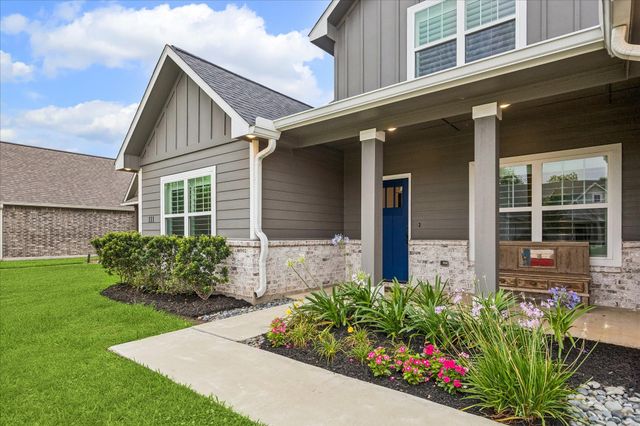 111 Creekside Lane, Lake Jackson, TX 77566