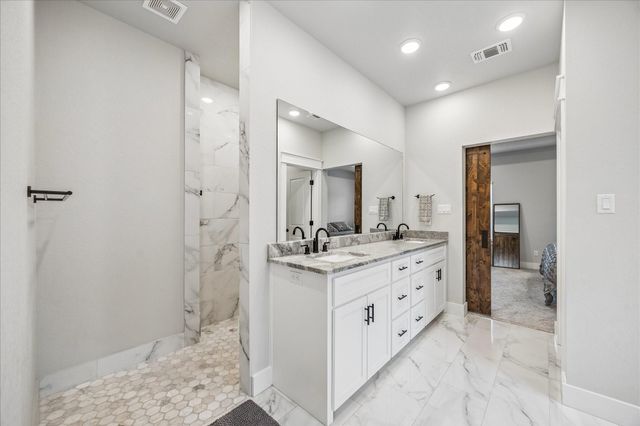 111 Creekside Lane, Lake Jackson, TX 77566