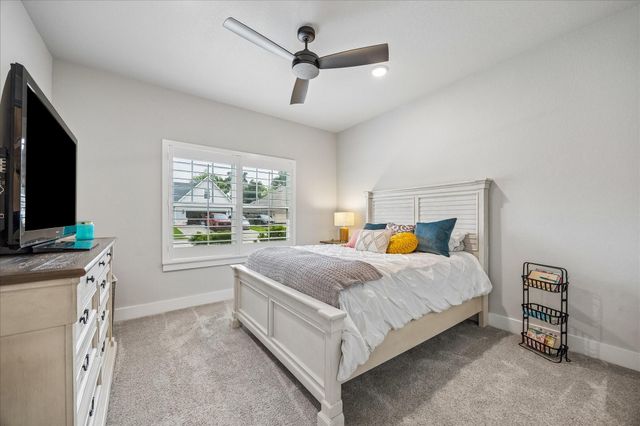 111 Creekside Lane, Lake Jackson, TX 77566