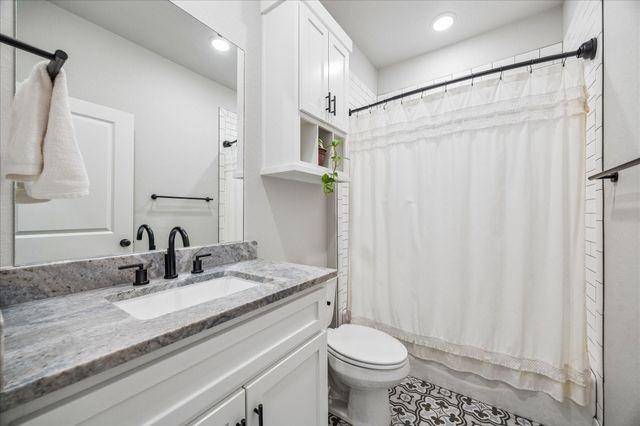 111 Creekside Lane, Lake Jackson, TX 77566