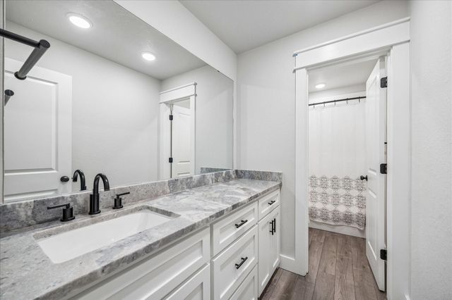 111 Creekside Lane, Lake Jackson, TX 77566
