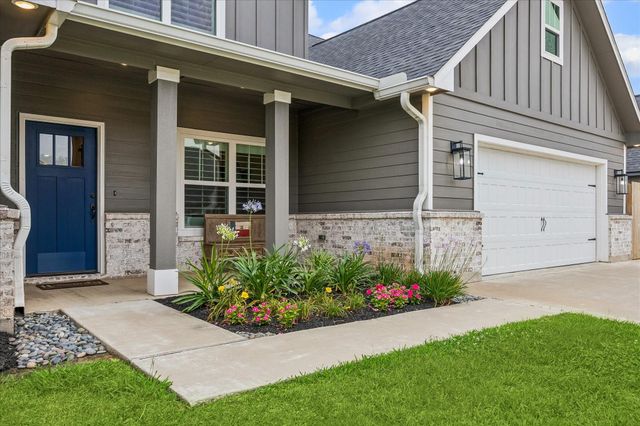 111 Creekside Lane, Lake Jackson, TX 77566
