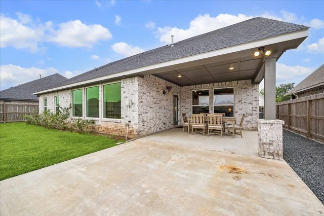 111 Creekside Lane, Lake Jackson, TX 77566