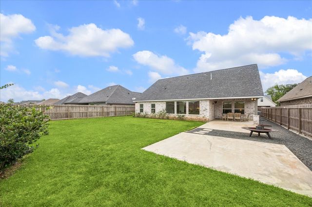 111 Creekside Lane, Lake Jackson, TX 77566