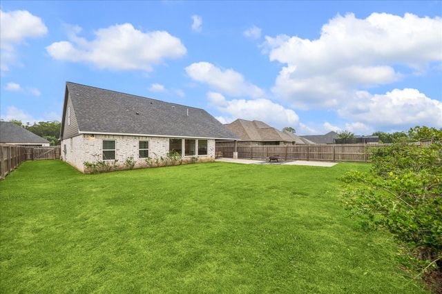 111 Creekside Lane, Lake Jackson, TX 77566