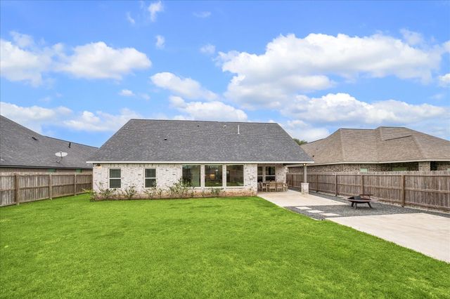 111 Creekside Lane, Lake Jackson, TX 77566