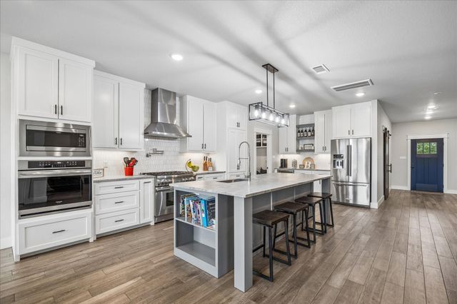 111 Creekside Lane, Lake Jackson, TX 77566