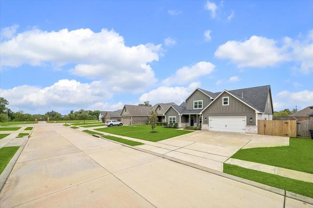 111 Creekside Lane, Lake Jackson, TX 77566