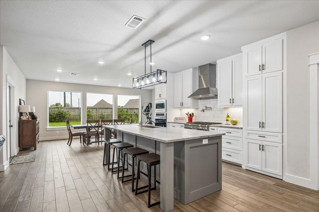 111 Creekside Lane, Lake Jackson, TX 77566