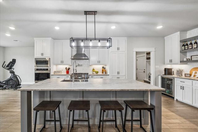 111 Creekside Lane, Lake Jackson, TX 77566