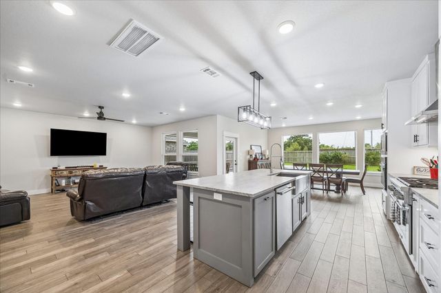 111 Creekside Lane, Lake Jackson, TX 77566