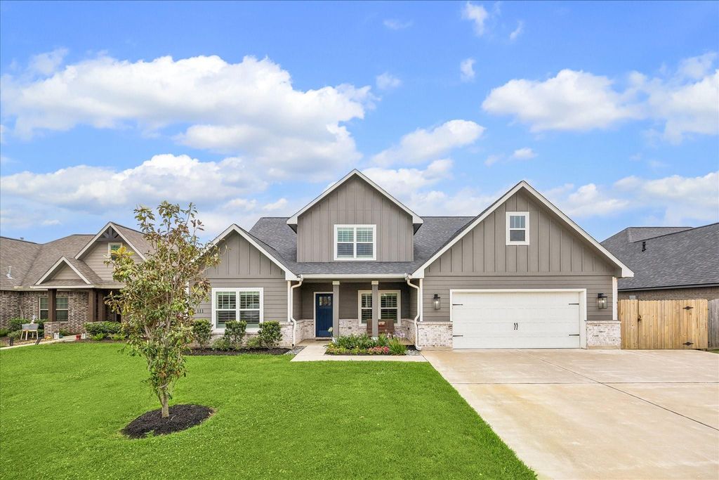 111 Creekside Lane, Lake Jackson, TX 77566