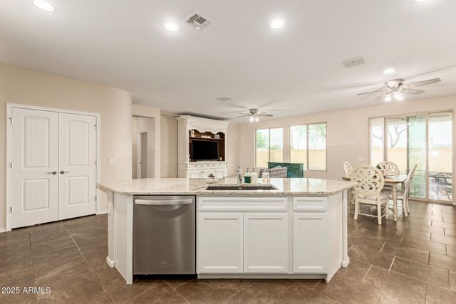 800 W DANISH RED Trail, San Tan Valley, AZ 85143