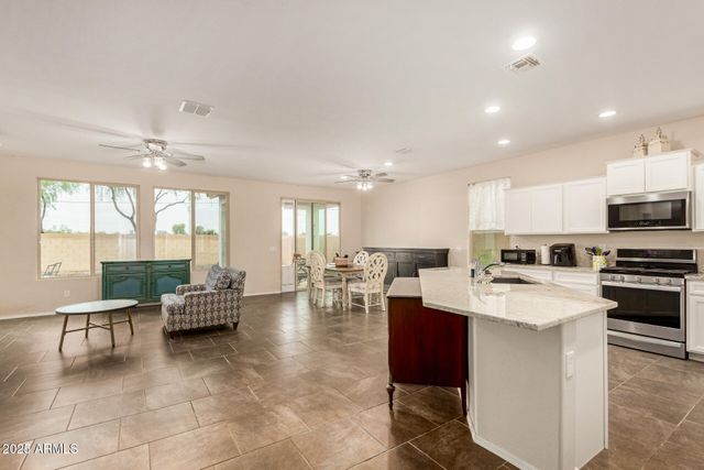 800 W DANISH RED Trail, San Tan Valley, AZ 85143