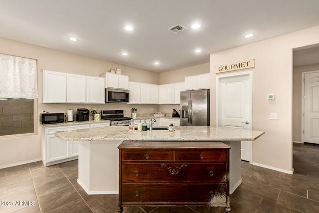 800 W DANISH RED Trail, San Tan Valley, AZ 85143