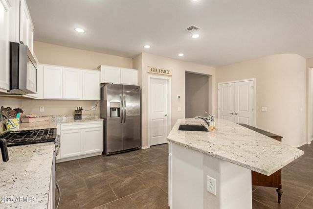 800 W DANISH RED Trail, San Tan Valley, AZ 85143