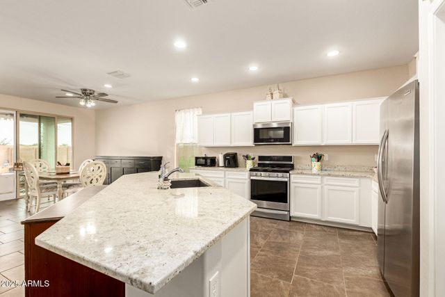 800 W DANISH RED Trail, San Tan Valley, AZ 85143