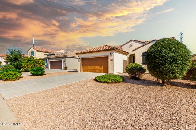 800 W DANISH RED Trail, San Tan Valley, AZ 85143