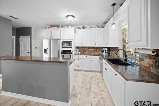 11906 Meadow Creek Dr., Brownsboro, TX 75756