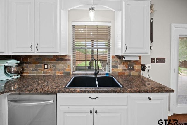 11906 Meadow Creek Dr., Brownsboro, TX 75756