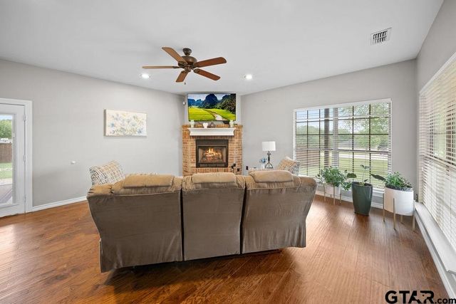 11906 Meadow Creek Dr., Brownsboro, TX 75756