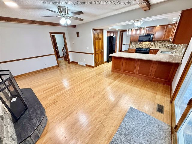 108 Sun Valley, Scott Depot, WV 25560