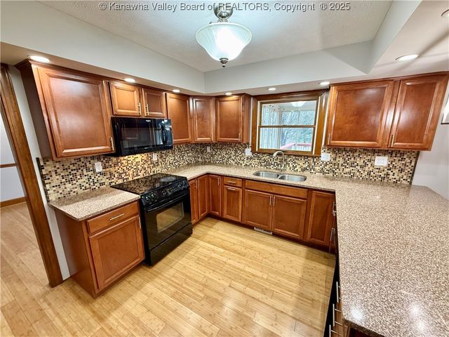 108 Sun Valley, Scott Depot, WV 25560