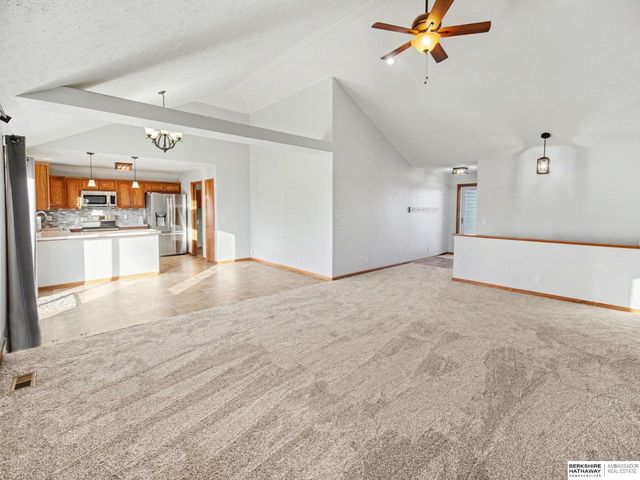 2304 E 16th Street, York, NE 68467