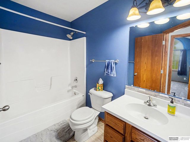 2304 E 16th Street, York, NE 68467