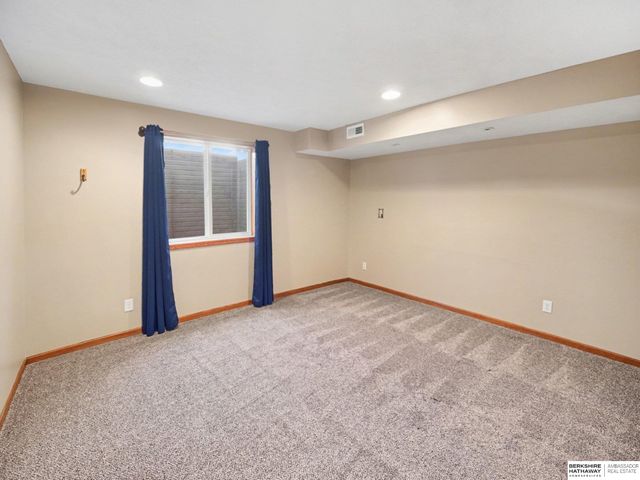 2304 E 16th Street, York, NE 68467