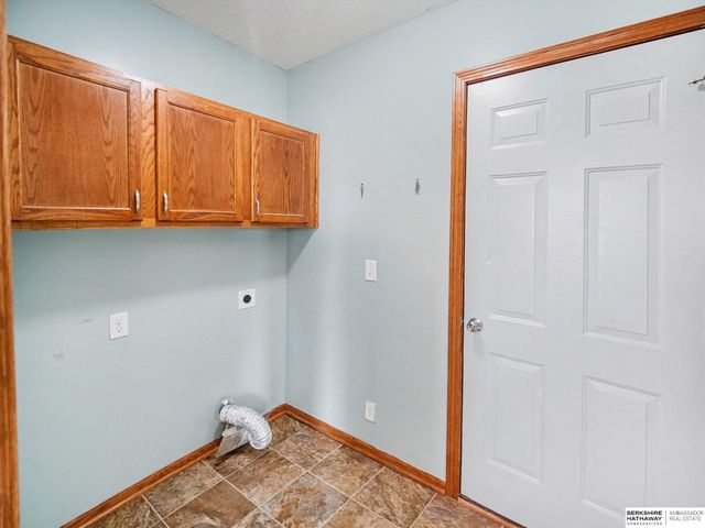 2304 E 16th Street, York, NE 68467