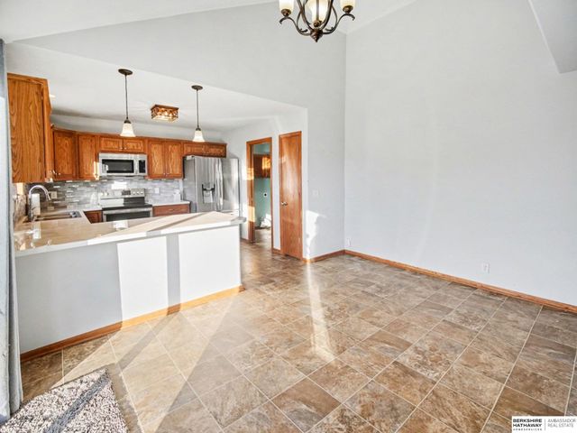 2304 E 16th Street, York, NE 68467