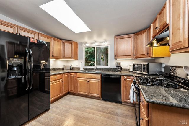 10680 Old River Rd, Forestville, CA 95436