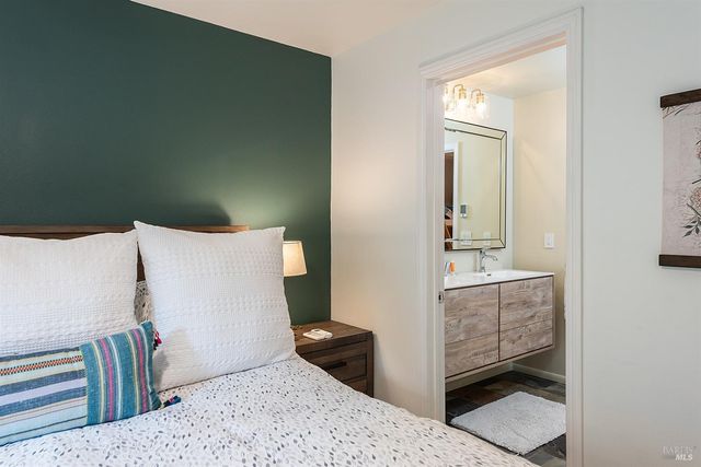 10680 Old River Rd, Forestville, CA 95436