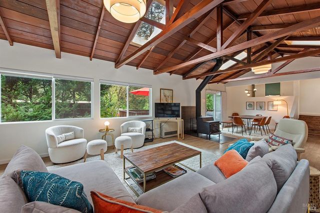 10680 Old River Rd, Forestville, CA 95436