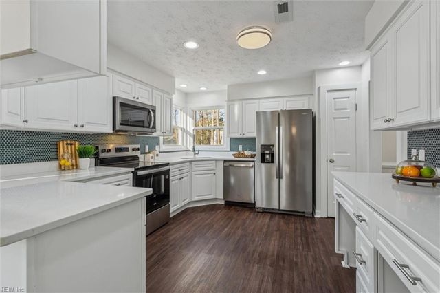 2221 Sussex PL, Newport News, VA 23602