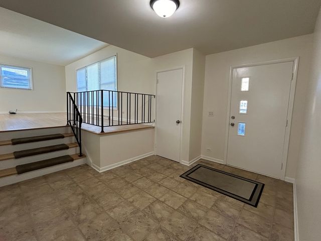 825 Carol Avenue, Elgin, IL 60123