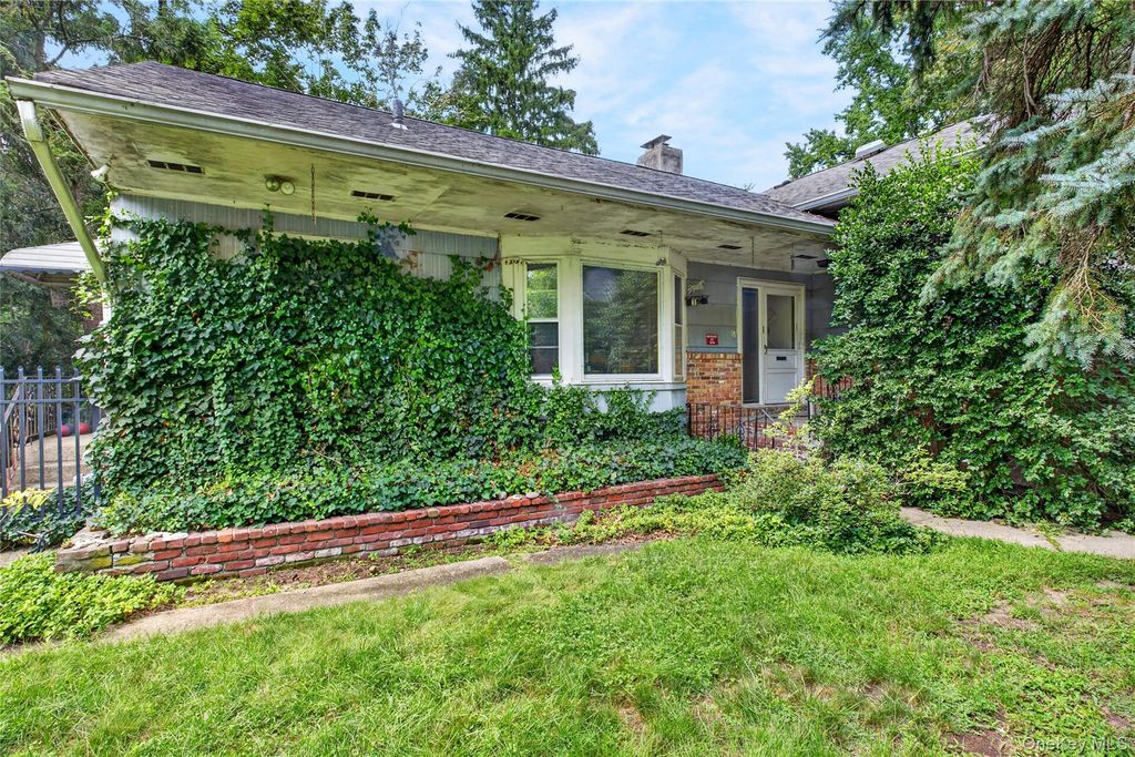 18 Pinewood Road, Manhasset, NY 11030 — photo 2