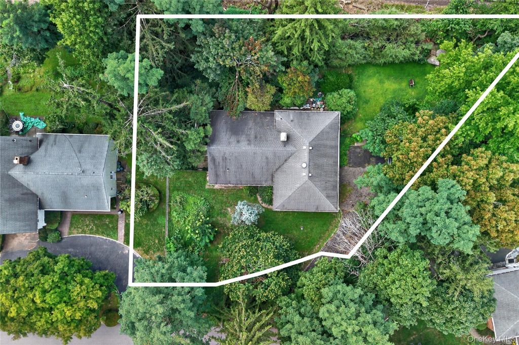18 Pinewood Road, Manhasset, NY 11030 — photo 3