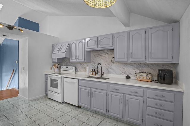 25 Ivy Hollow Court, Cranston, RI 02921